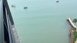 A resort with a pool area, a pier, and boats on the water. - Flat Iate Plaza Vista Incrível! (Mucuripe Fortaleza)