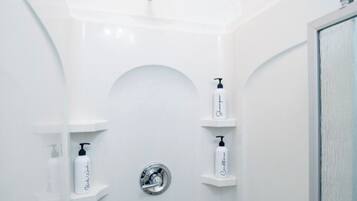 Regadera, secadora de cabello, toallas, jabón