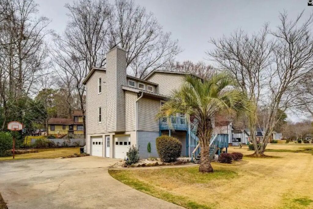 Suburban Serenity Retreat: BBQ, Patio, Movie Nights & Pet-Friendly! 