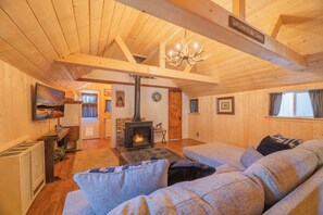 Basic Cabin | Living area - Beary Cozy Lodge (Big Bear Lake)