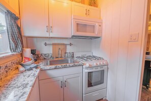 Basic Cabin | Private kitchen - Beary Cozy Lodge (Big Bear Lake)