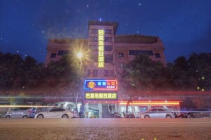 Un edificio con un cartel que indica un hotel.
