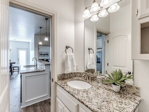 Douche, sèche-cheveux, serviettes fournies, savon