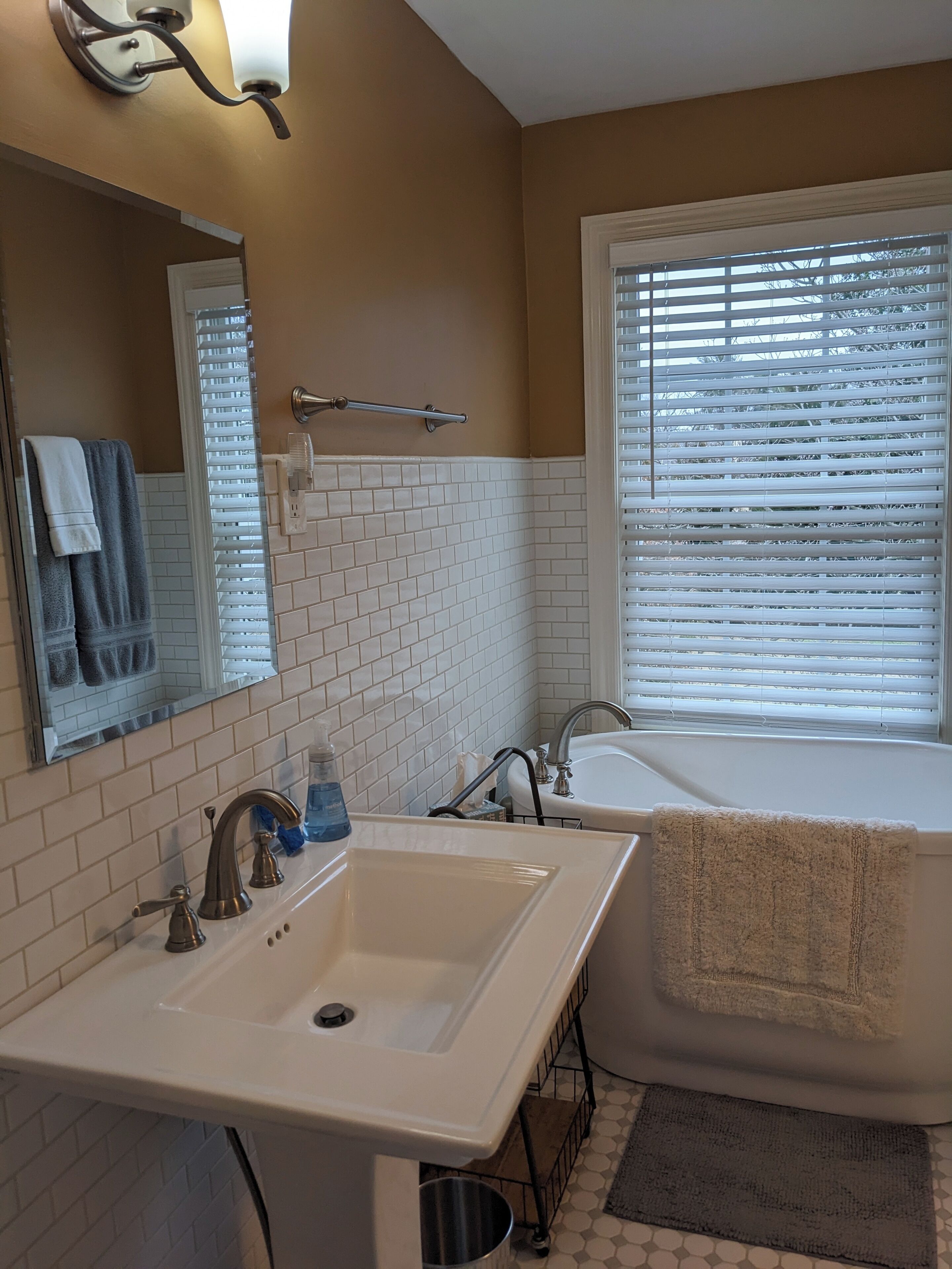 Outstanding location in comfortable and quiet neighborhood, 10 minutes from City