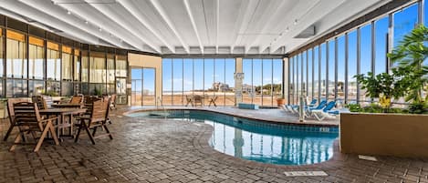 Una piscina cubierta, una piscina al aire libre