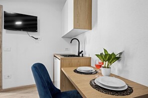 Kühlschrank, Herdplatte, Wasserkocher, Kochgeschirr/Geschirr/Besteck