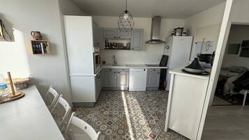 Réfrigérateur, micro-ondes, four, plaque de cuisson