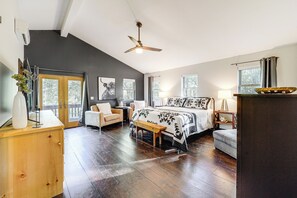 4 habitaciones, escritorio y tabla de planchar con plancha