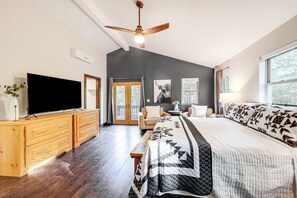 4 makuuhuonetta, työpöytä, silitysrauta/-lauta, vauvan matkasänky