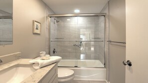 Een douche, een haardroger, handdoeken, zeep