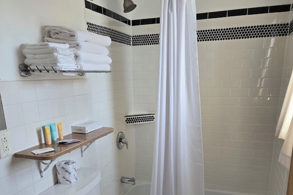 Single Room, 1 King Bed | Bathroom | Combined shower/tub, towels, soap, shampoo