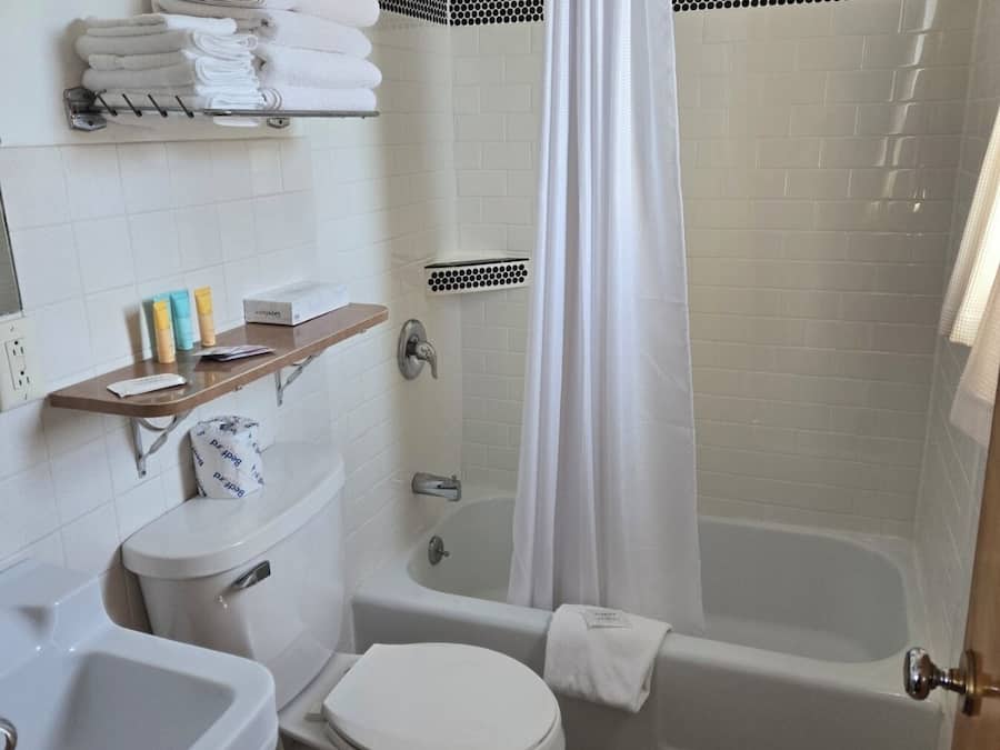 Single Room, 1 King Bed | Bathroom | Combined shower/bathtub, towels, soap, shampoo