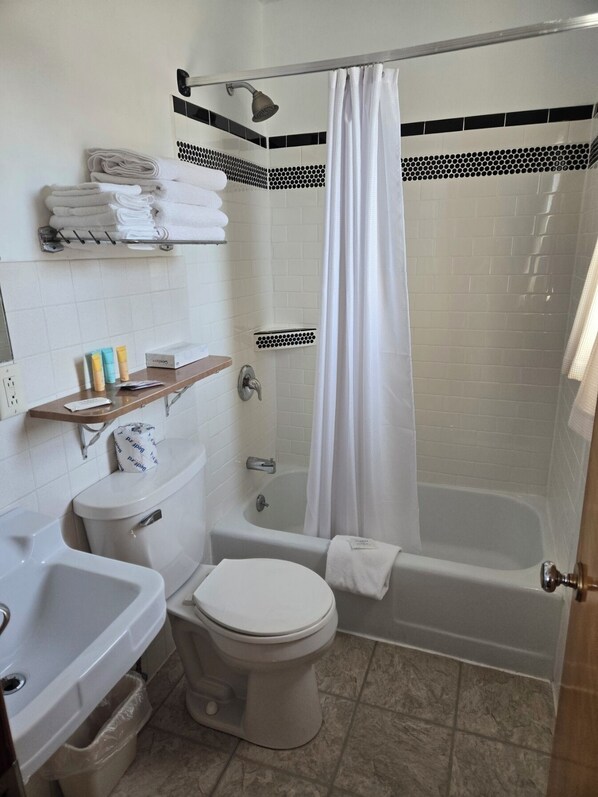 Single Room, 1 King Bed | Bathroom | Combined shower/tub, towels, soap, shampoo - A Bridge View Inn (Chamberlain)