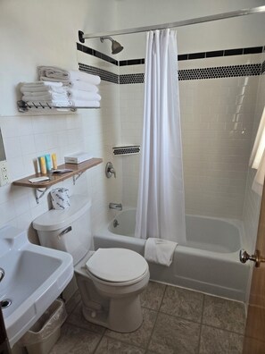 Camera singola, 1 letto king | Bagno | Combinazione doccia/vasca, asciugamani, sapone, shampoo