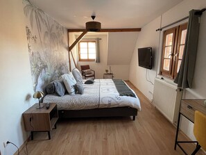 3 camere, una scrivania, ferro/asse da stiro, culla da viaggio
