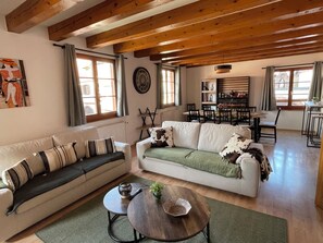 Een smart-tv, een open haard en boeken