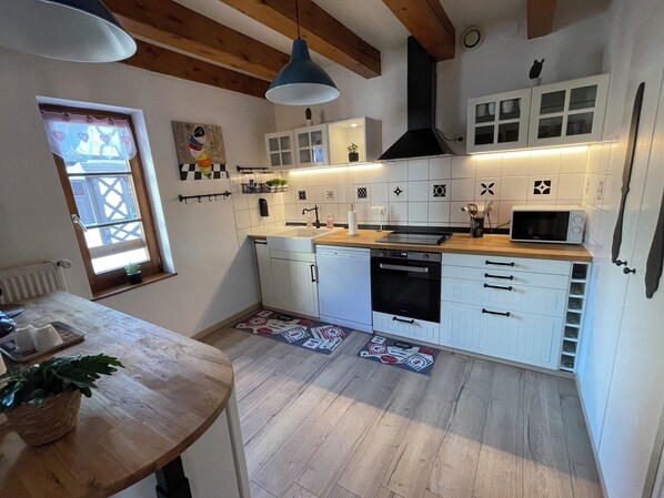 Een koelkast, een magnetron, een oven, een kookplaat