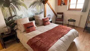 3 dormitorios, escritorio, tabla de planchar con plancha y cuna de viaje