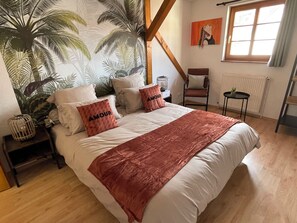 3 chambres, bureau, fer et planche à repasser, lit parapluie