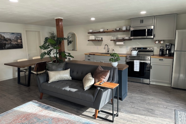 Apartment | Living area | Flat-screen TV, computer monitors, printers