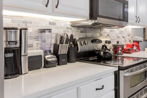 Fridge, microwave, oven, stovetop - Thematic house w/ Game Room/PVT Pool and SPA 23021 (Davenport)