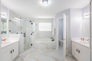 Hair dryer, towels, shampoo, toilet paper - Thematic house w/ Game Room/PVT Pool and SPA 23021 (Davenport)