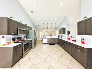 Fridge, microwave, oven, stovetop - Themed house with private Game Room and Pool 23931 (Davenport)