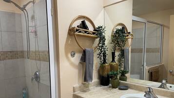 Regadera, regadera tipo lluvia, secadora de cabello, toallas