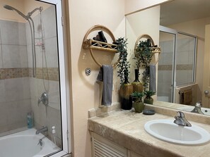 Regadera, regadera tipo lluvia, secadora de cabello, toallas 