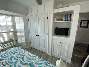 1 bedroom, desk, free WiFi, bed sheets - Waterfront, PRIVATE beach access via free water taxi from condo property. (Cape Haze)