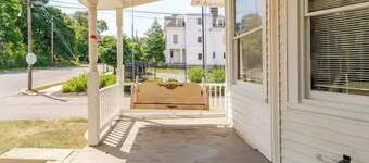 The Carew House Sleeps 10 Fenced 4BR Full Kitchen Steps2 YCP