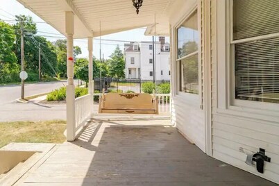 The Carew House Sleeps 10 Fenced 4BR Full Kitchen Steps2 YCP