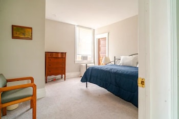 The Carew House Sleeps 10 Fenced 4BR Full Kitchen Steps2 YCP