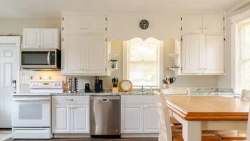 Hus – comfort | Eget kjøkken | Kaffekvern, krydder, miljøvennlige rengjøringsmidler og fryser