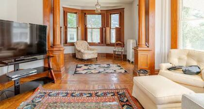 The Carew House Sleeps 10 Fenced 4BR Full Kitchen Steps2 YCP