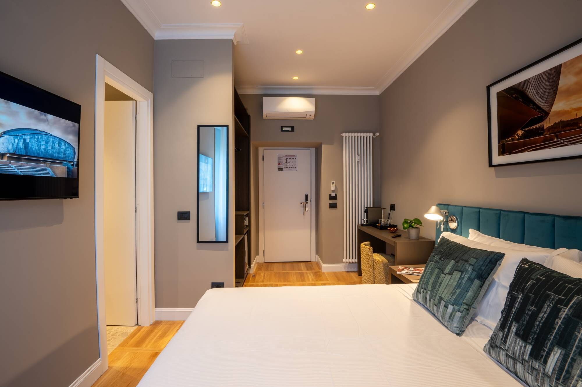 Deluxe-Doppelzimmer, Stadtblick (101) | Minibar, Zimmersafe, Schreibtisch, laptopgeeigneter Arbeitsplatz