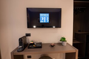 Minibar, coffres-forts dans les chambres, bureau