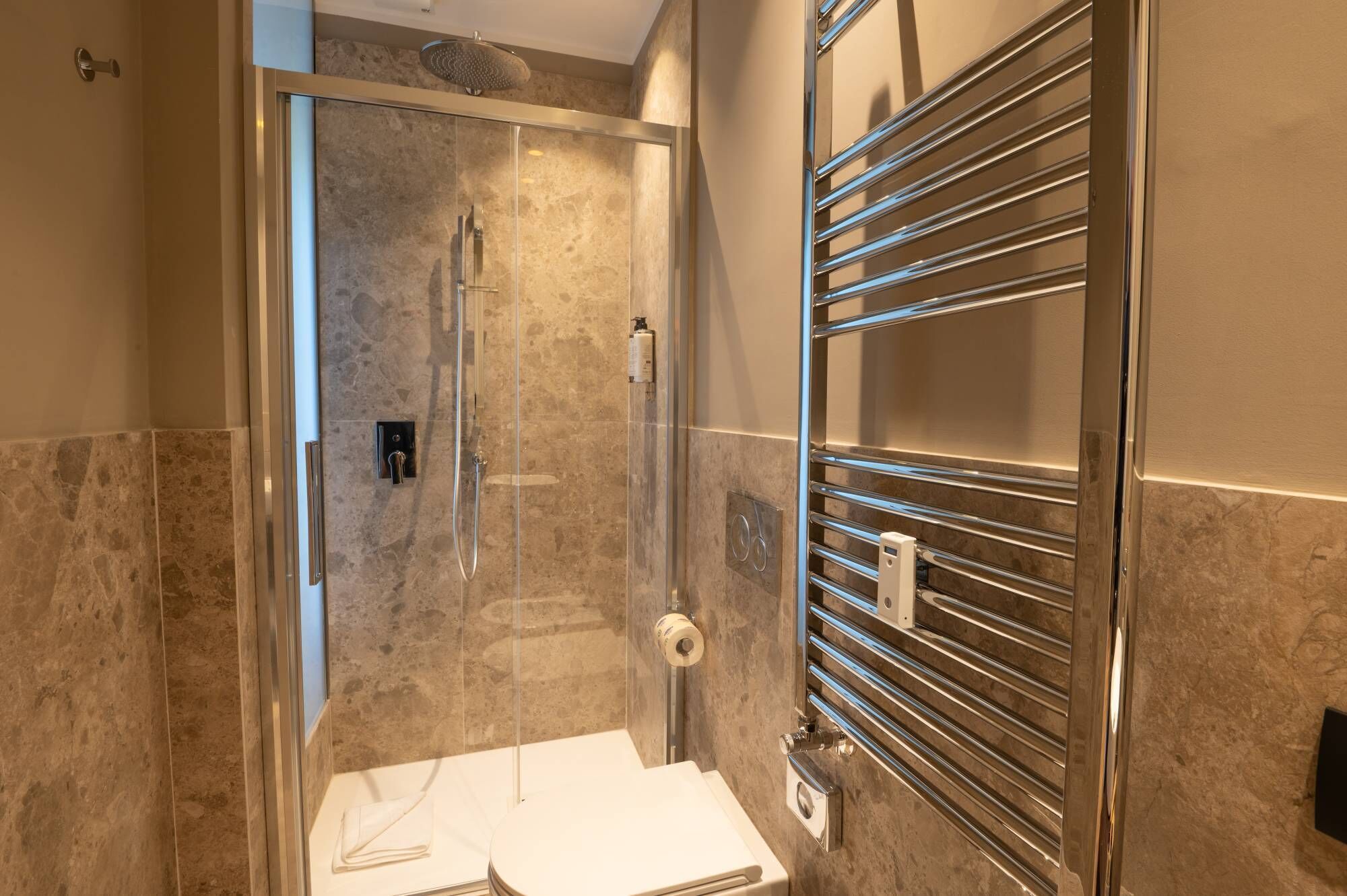 Chambre Double Deluxe, vue ville (101) | Salle de bain | Douche, sèche-cheveux, chaussons, serviettes fournies