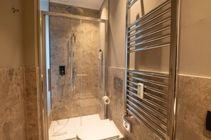 Deluxe Double Room, City View (101) | Bathroom | Shower, hair dryer, slippers, towels - DOMUS 213 Guest House (Rome)