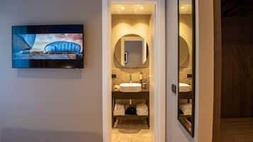 Minibar, caja de seguridad en la habitación y escritorio
