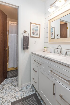 Hair dryer, towels, soap, shampoo - Where We Roam Condo - Steps To Slopes and Downstairs Corner Unit! (Brian Head)
