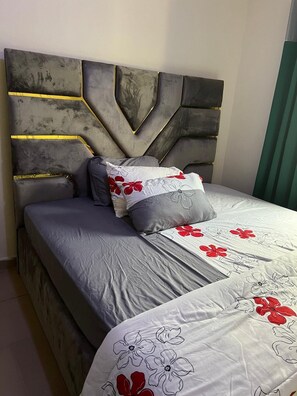2 bedrooms, iron/ironing board, free WiFi, bed sheets - Apartment - Sleeps 4 - Parking - Wi-fi (Lekki)
