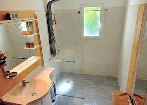 Douche, sĂšche-cheveux, papier toilette