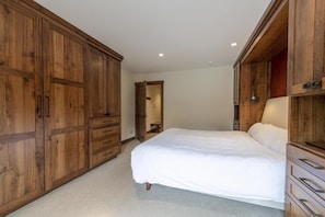3 habitaciones, tabla de planchar con plancha, wifi y ropa de cama