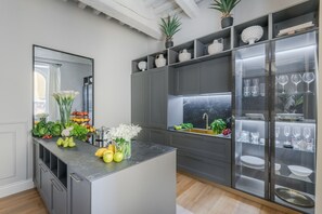 Een koelkast, een microgolfoven, een oven, een vaatwasser