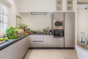 Fridge, microwave, oven, dishwasher - Charming City-Centre Farmhouse with Private Pool in Lucca (Lucca)