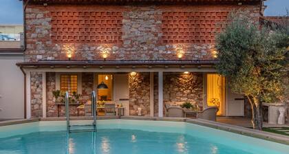 Charming City-Centre Farmhouse with Private Pool in Lucca