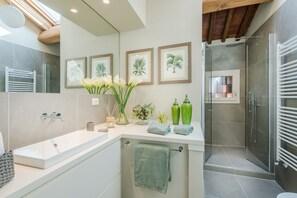 Dusche, Haartrockner, Bidet, Handtücher