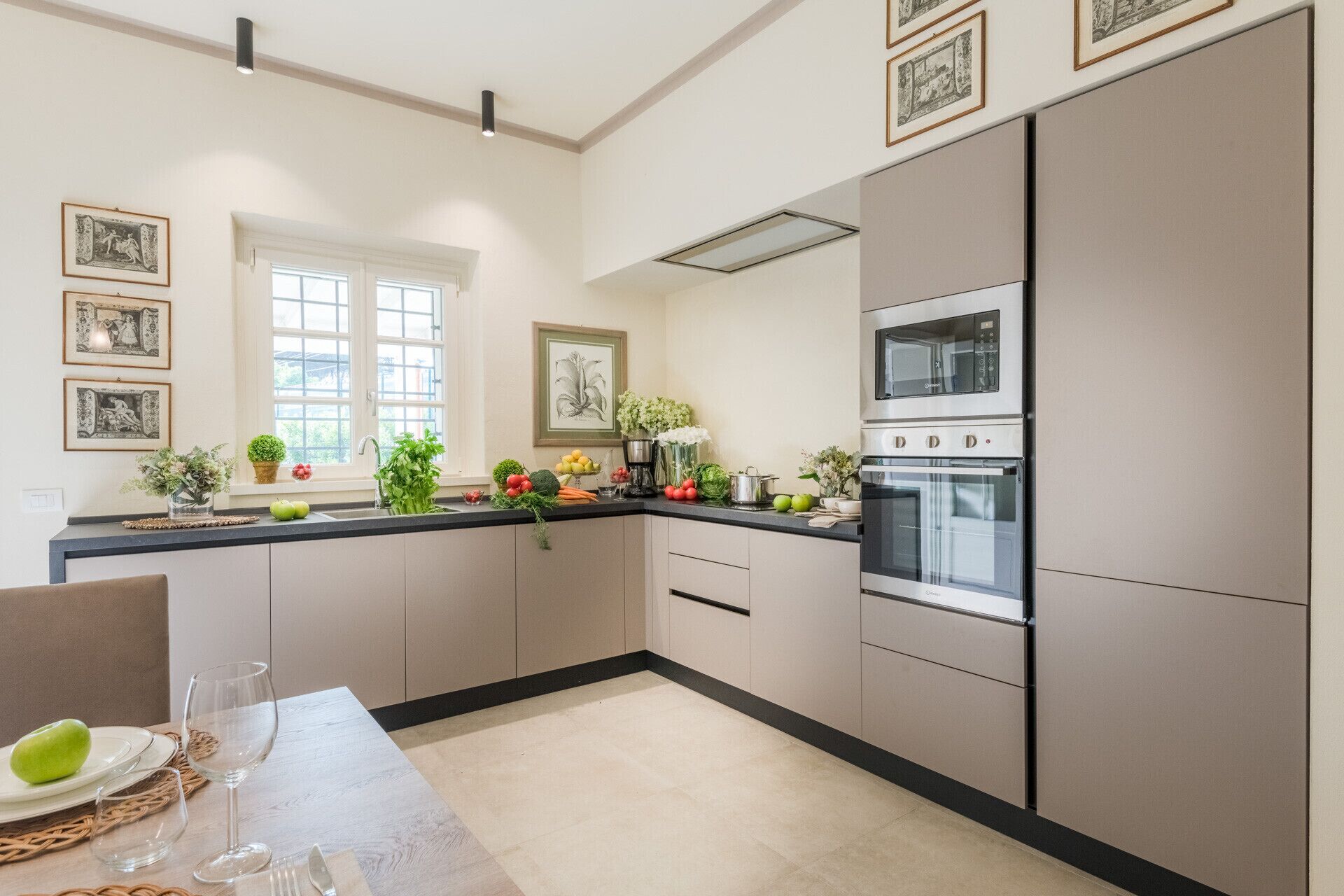 Kühlschrank, Mikrowelle, Ofen, Geschirrspüler