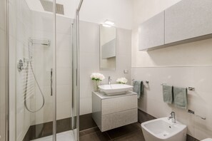 Shower, hair dryer, bidet, towels - Elegant Modern Apartment with Terrace in Historic Lucca (Lucca)